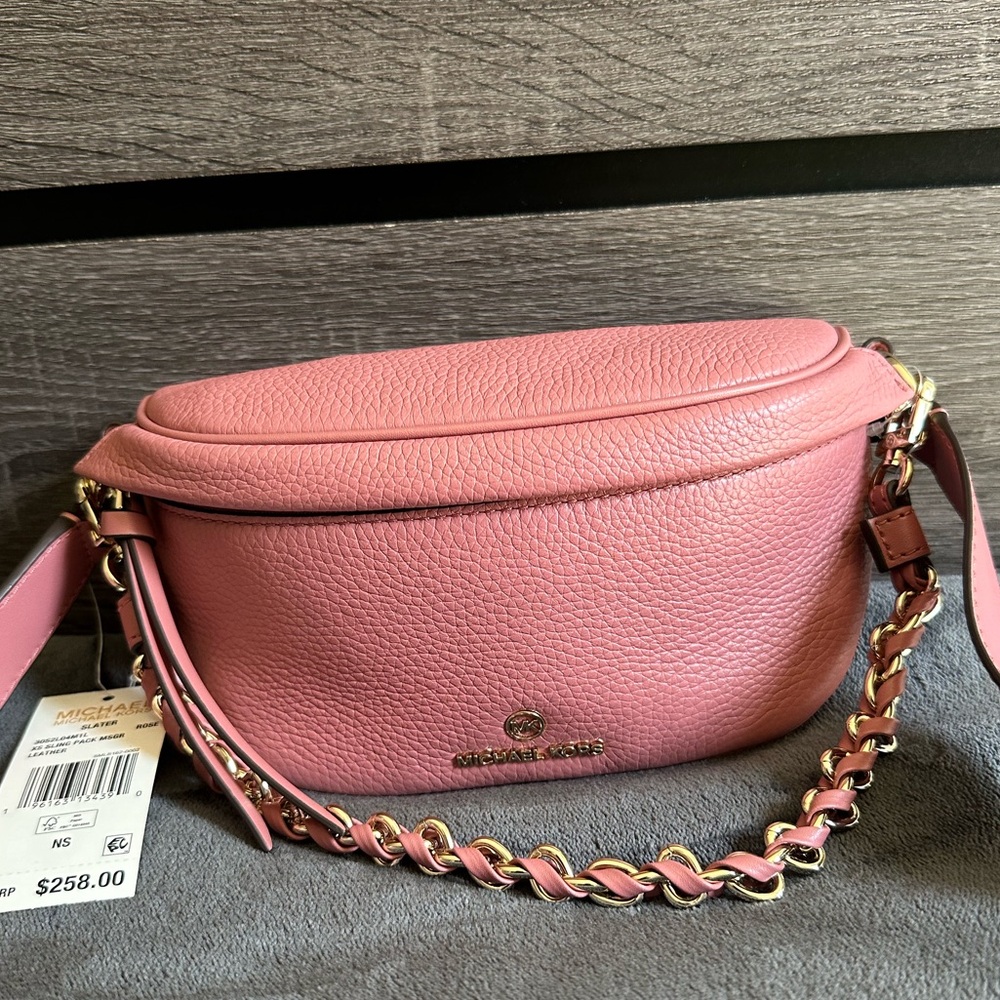 NWT MICHAEL KORS
Slater Extra-Small Logo Sling Pack